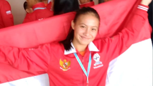 Vanesa Cinta Muaya berfoto bersama dengan bendera Indonesia saat berlaga di Kejuaraan Karate Internasional yang diselenggarakan di Filipina. Vanesa berhasil meraih 3 medali dalam kejuaraan ini (foto: istimewa)