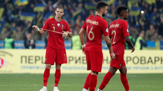 Raut kekecewaan para pemain Portugal usai dikalahkan Ukraina. Foto: REUTERS/Valentyn Ogirenko