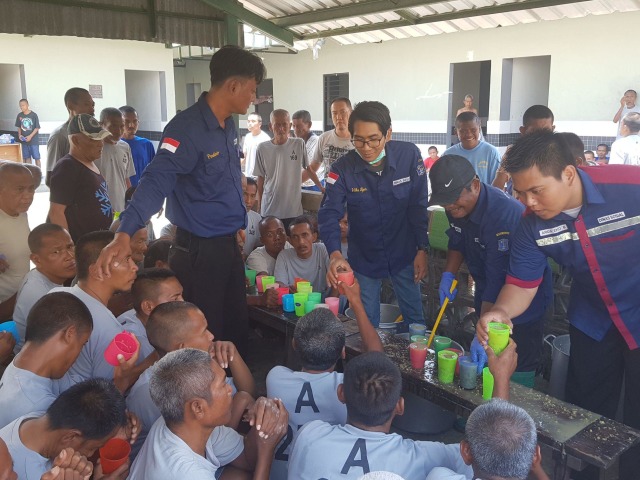 Para pendamping sedang membagikan kacang hijau di Barak A dan B yang dihuni psikotik pria di Liponsos Keputih Surabaya. Foto-foto: Windy Goestiana/Basra
