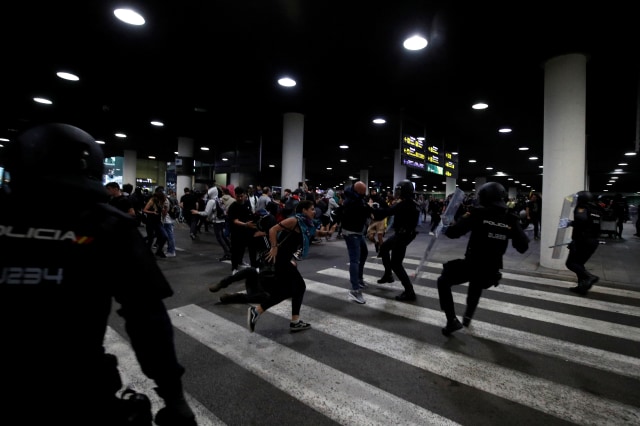 Foto: Kerusuhan di Barcelona Usai Vonis Penjara 9 Pemimpin Catalunya (2769)