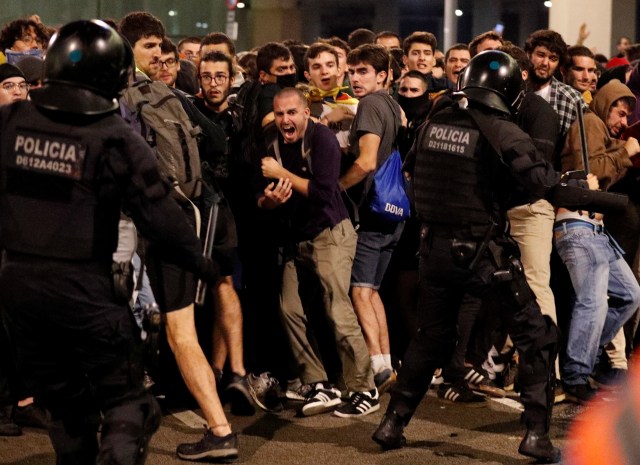 Foto: Kerusuhan di Barcelona Usai Vonis Penjara 9 Pemimpin Catalunya (2765)