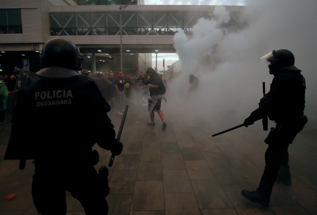 Foto: Kerusuhan di Barcelona Usai Vonis Penjara 9 Pemimpin Catalunya (2768)
