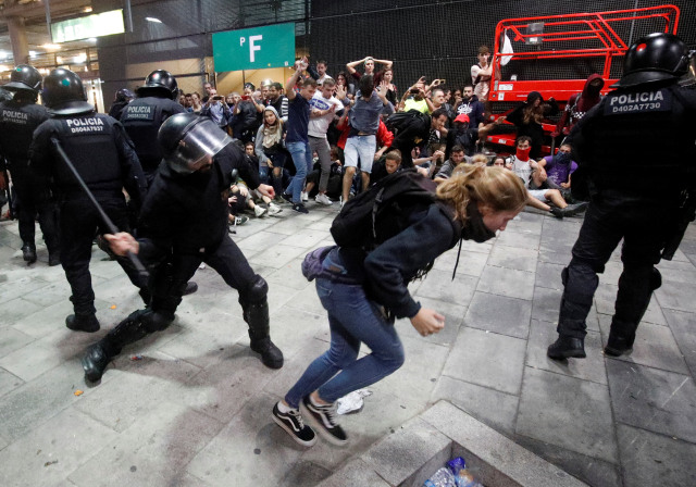 Foto: Kerusuhan di Barcelona Usai Vonis Penjara 9 Pemimpin Catalunya (2766)