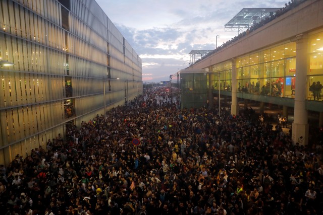 Foto: Kerusuhan di Barcelona Usai Vonis Penjara 9 Pemimpin Catalunya (2758)