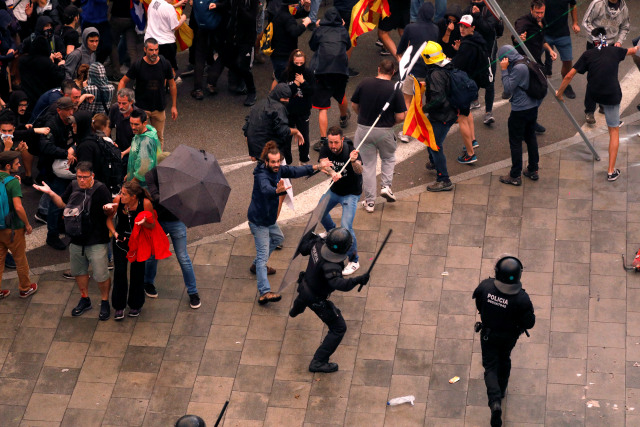 Foto: Kerusuhan di Barcelona Usai Vonis Penjara 9 Pemimpin Catalunya (2763)