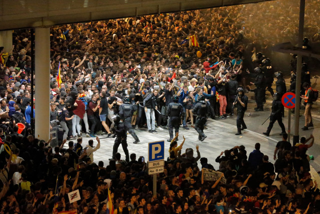 Pendemo bentrok dengan polisi di Bandara Barcelona saat vonis pemimpin Catalunya di Barcelona, Spanyol, Senin (14/10/2019). Foto: AFP/PAU BARRENA