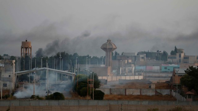 Suasana perbatasan Turki-Suriah yang dikepung oleh asap akibat pertempuran Turki dan Suriah. Foto: Reuters