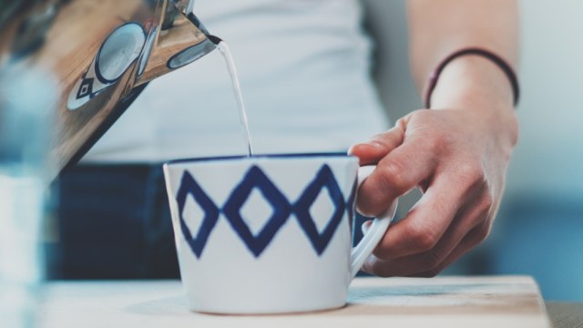 menyeduh teh atau kopi Foto: Shutterstock