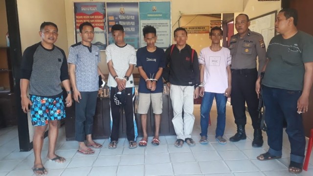 Kepolisian Sektor (Polsek) Labuan, Kabupaten Donggala menangkap dan mengamankan tiga mahasiswa berinisial BG (19), MR (18), AR (18) di salah satu indekos di Kota Palu, Sulawesi Tengah Senin (14/10). Foto: Istimewa