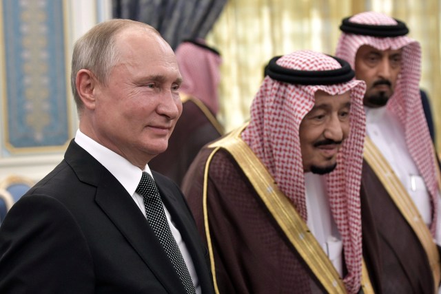 Presiden Rusia Vladimir Putin dan Raja Salman dari Arab Saudi menghadiri upacara penyambutan resmi di Riyadh, Arab Saudi, Senin (14/10/2019). Foto: Sputnik/Alexei Nikolsky/Kremlin via REUTERS