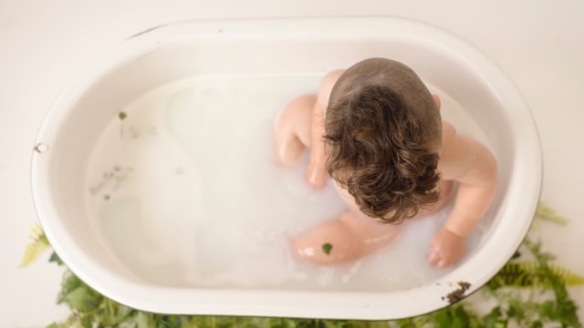 Bayi mandi susu atau ASI.
