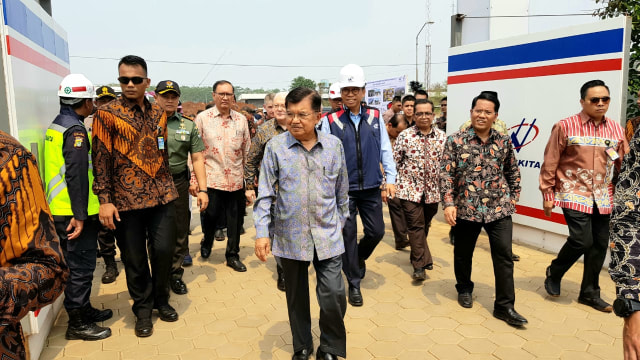 Wakil Presiden Jusuf Kalla meninjau pembangunan kampus UIII.
 Foto: Kevin Kurnianto/kumparan
