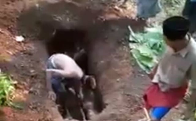 Video Nasir membongkar makam ibu kandungnya di Probolinggo