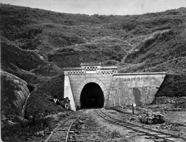 Terowongan Lampegan pada masa lampau Foto: Dok. Tropenmuseum via Wikimedia Commons