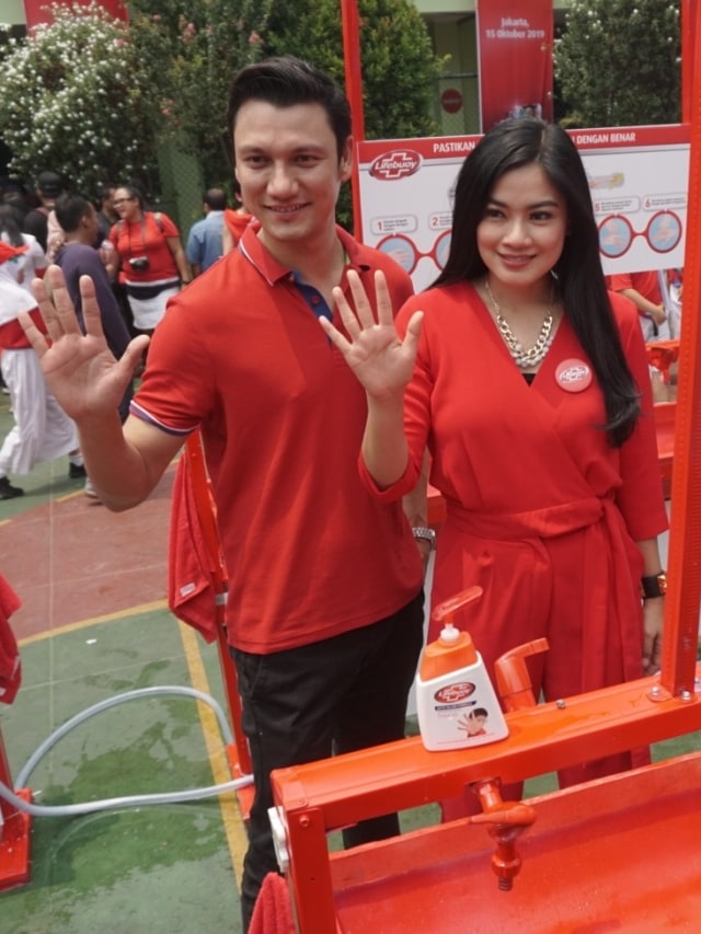 Christian Sugiono dan Titi Kamal saat mengikuti gerakan mencuci tangan di SDN 01 Menteng, Jakarta, Selasa (15/10). Foto: Iqbal Firdaus/kumparan 