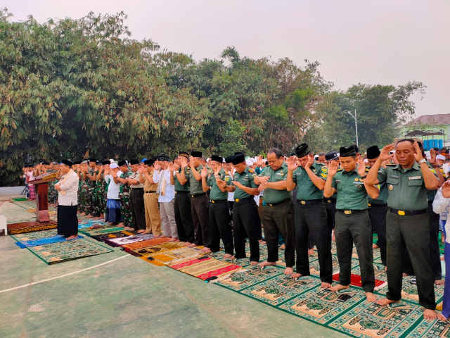 Anggota TNI bersama ratusan santri di Palembang melaksanakan salat istisqa. (foto: istimewa)