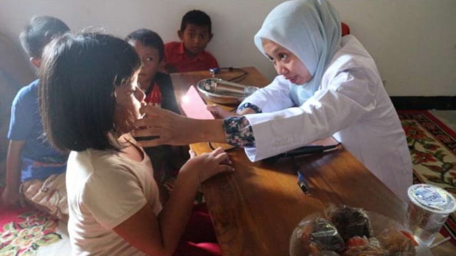 Pemeriksaan gigi gratis bersama di Rumah Belajar Kampung Ilmu Bojonegoro. Selasa (15/10/2019).  