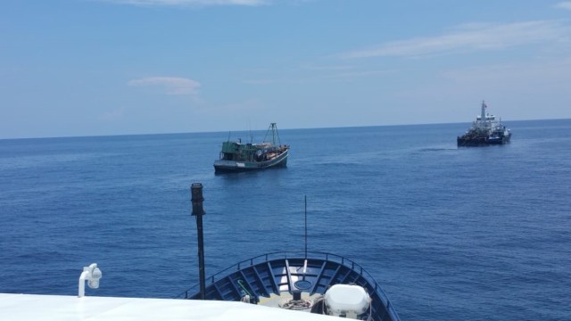 Kementrian Kelautan dan Perikanan menangkap kapal illegal fishing berbendera Vietnam dan Malaysia. Foto: Dok. Kementerian Kelautan dan Perikanan 