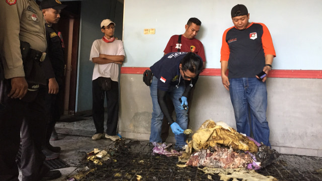 Olah TKP suami bakar istri di Surabaya. Foto: Yuana Fatwalloh/kumparan
