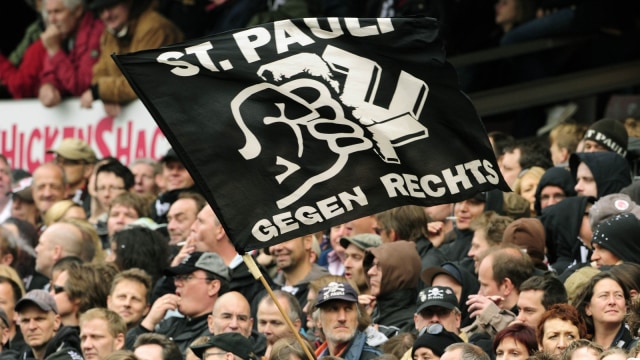 Bendera anti fasisme suporter Sankt Pauli. Foto: AFP/John MacDougall