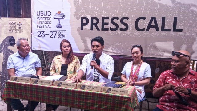 Press Conference Ubud Writer & Reader Festival (kiri-kanan) : Ketut Suardana (Ketua Yayasan Mudra Saraswati), Kadek Purnami (GM UWRF), IGA Darma Putra (penulis), Debby Loekito (penulis) dan Wayan Juniartha (Director Program) - kanalbali/KR14
