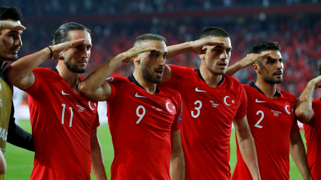 Pemain-pemain Timnas Turki, termasuk Cenk Tosun (9), merayakan gol dengan hormat bagi militer negaranya. Foto: Reuters/Huseyin Aldemir