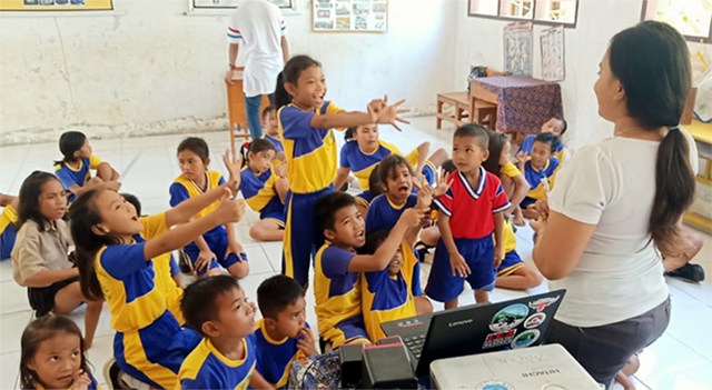 TAMPAK ANTUSIAS: Anak-anak yang ikut Skolah Sei Pante begitu antusias mengikuti pelajaran tentang lingkungan yang digelar. Mereka tampak aktif dalam interaksi (foto: dok manengkel solidaritas)