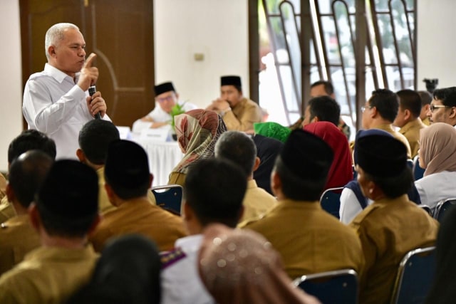 Sekda Aceh, Taqwallah, menyampaikan arahan sekaligus pembekalan pada Rapat Kerja Lanjutan Program BEREH, Stunting dan Jaminan Kesehatan Aceh (JKA), di Gayo Lues. Foto: Humas Aceh