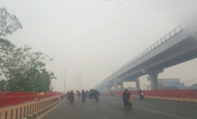 Kondisi kabut asap di Jembatan Ampera, Kota Palembang, pukul 06.10 WIB, Selasa (15/10). (Foto. Reno Saputra/ Urban ID)