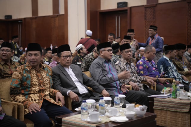 Plt Gubenur Aceh, Nova Iriansyah (tiga kiri) dalam acara Sidang Tarjih Fiqih Keagamaan Tingkat Nasional Tahun 2019, di Banda Aceh. Foto: Humas Aceh