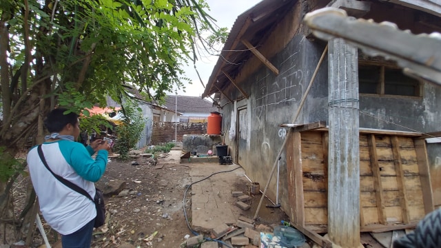Rumah kontrakan Suami Istri terduga teroris di Gunungpati Semarang.  Foto: Afiati Tsalitsati/kumparan