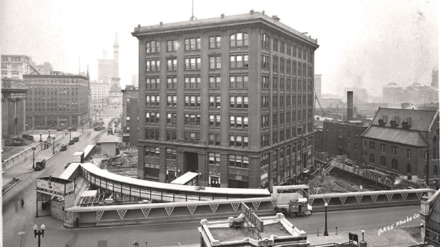 Foto: Bangunan raksasa milik kantor pusat Indiana Bell Telephone yang digeser agar dapat membangun bangunan baru