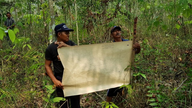 Satpam PTPN XIII menunjukkan patok batas kebun karet di Desa Kusambi, Kecamatan Batulicin pada Selasa (15/10/2019). Foto: banjarhits.id