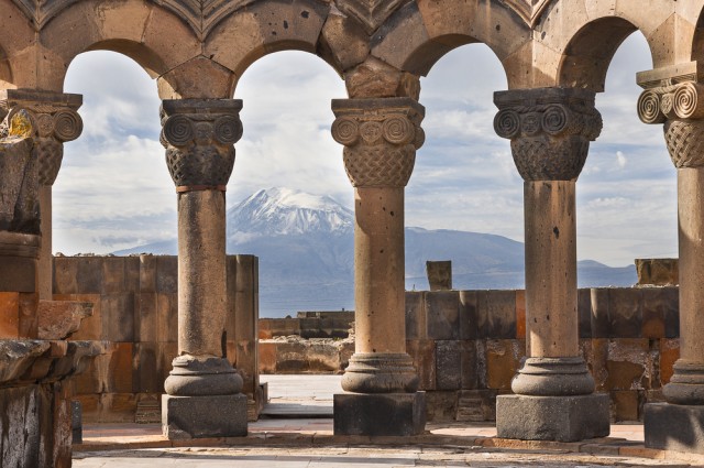 Gunung Ararat dilihat dari Kuil Zvarnots di Yerevan, Armenia Foto: Shutterstock