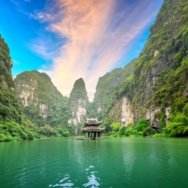 Landmark Vu Cung di tengah Tam Coc National Park, Vietnam Foto: Shutterstock