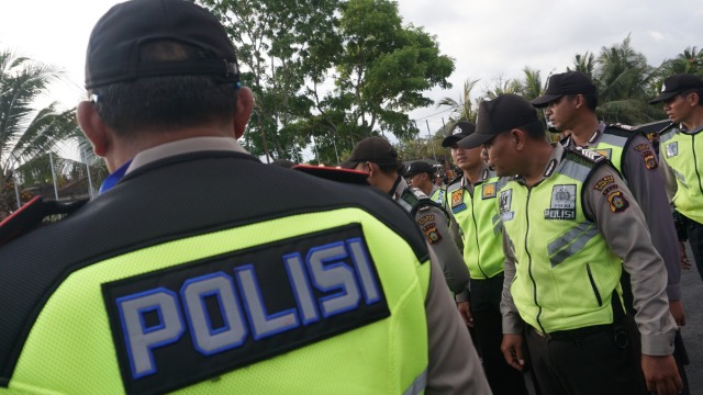 Petugas kepolisian bersiap melakukan penjagaan pada laga kualifikasi Piala Dunia Indonesia melawan Vietnam di Stadion Kapten I Wayan Dipta, Selasa (15/10).
 Foto: Fanny Kusumawardhani/kumparan 