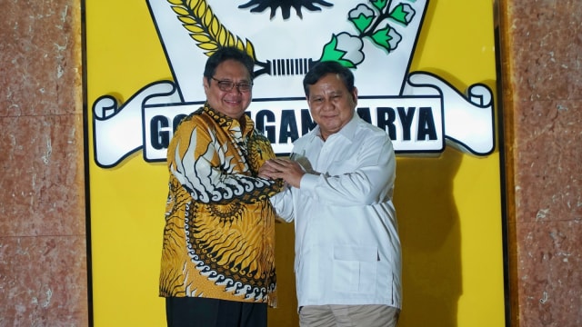 Ketum Partai Gerindra Prabowo bertemu Ketua Partai Golkar Airlangga Hartarto di Kantor DPP Partai Golkar, Selasa (15/10/2019). Foto: Jamal Ramadhan/kumparan
