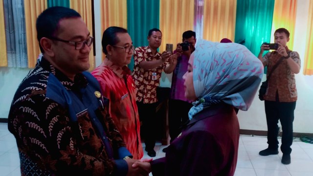 Bupati Brebes Idza Priyanti menyalami dr Ali Budiarto yang mundur dari jabatan Direktur RSUD Bumiayu.  