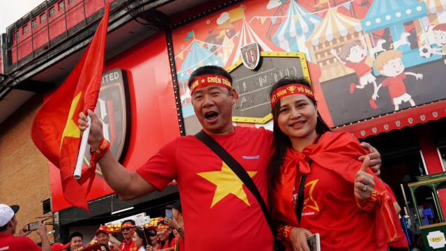 Pendukung Timnas Vietnam memakai atribut jelang menonton laga Pra-Piala Dunia 2022 di Stadion Kapten I Wayan Dipta, Gainyar, Bali, Selasa (15/10/2019). Foto: Fanny Kusumawardhani/kumparan