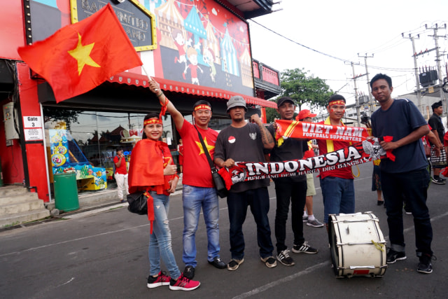 Pendukung Timnas Indonesia dan Timnas Vietnam berkumpul di Stadion Kapten I Wayan Dipta, Gainyar, Bali, Selasa (15/10/2019). Foto: Fanny Kusumawardhani/kumparan
