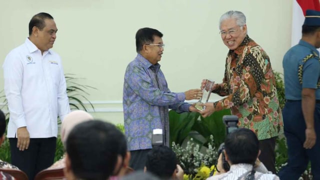 Jusuf Kalla beri penghargaan inovasi pelayanan publik ke Kementerian hingga Pemda. Foto: Dok. Setwapres