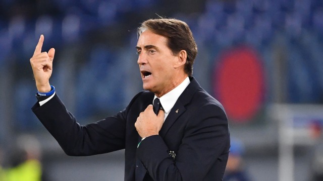 Roberto Mancini memberi instruksi dalam pertandingan melawan Yunani. Foto: AFP/Alberto Pizzoli