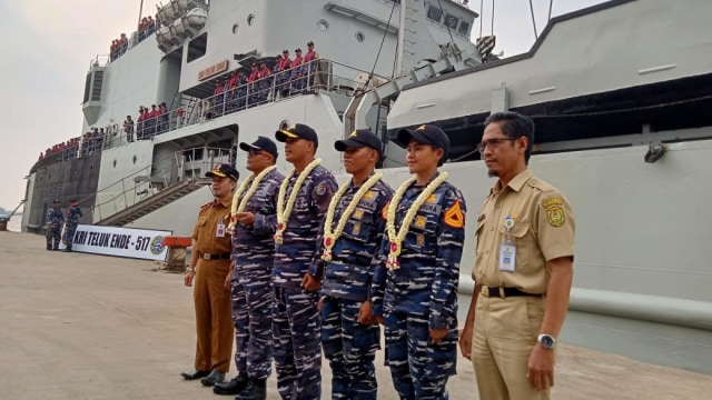 Penyambutan awak KRI Teluk Ende di Pelabuhan Trisakti, Banjarmasin pada Selasa (15/10/2019) sore. Foto: Donny Muslim/banjarhits.id