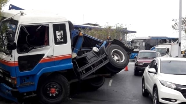Sebuah Truk kecelakaan di Jalan Tol Ir Wiyoto Wiyono, Pademangan, Jakarta Utara, Selasa (15/10/2019). Foto: Dok. Istimewa