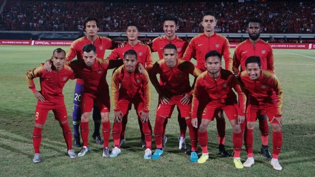 Timnas Indonesia foto bersama sebelum menghadapi Timnas Vietnam pada lanjutan Kualifikasi Piala Dunia Grup G di Stadion I Wayan Dipta, Bali. Foto: Fanny Kusumawardhani/kumparan 