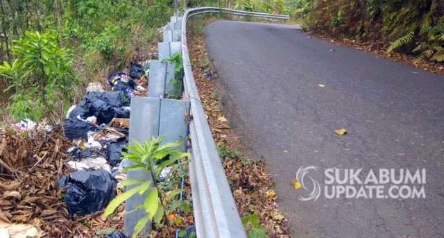 Tumpukan kantong plastik berisi sampah nampak berserakan di pinggir Jalan Raya Cimanggu - Kalibunder, tepatnya di Kampung Nagrog - Ciseureuh Desa Sukamaju, Kecamatan Cimanggu, Kabupaten Sukabumi. | Sumber Foto:Ragil Gilang
