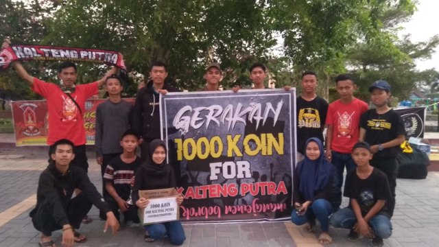 Aksi gerakan 1000 koin untuk Kalteng Putra di Pangkalan Bun. (Foto: IST)
