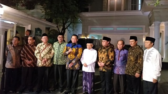 Pimpinan MPR bersama dengan Wakil Presiden terpilih periode 2019-2024 Ma'ruf Amin di Jalan Situbondo, Jakarta. Foto: Fadjar Hadi/kumparan