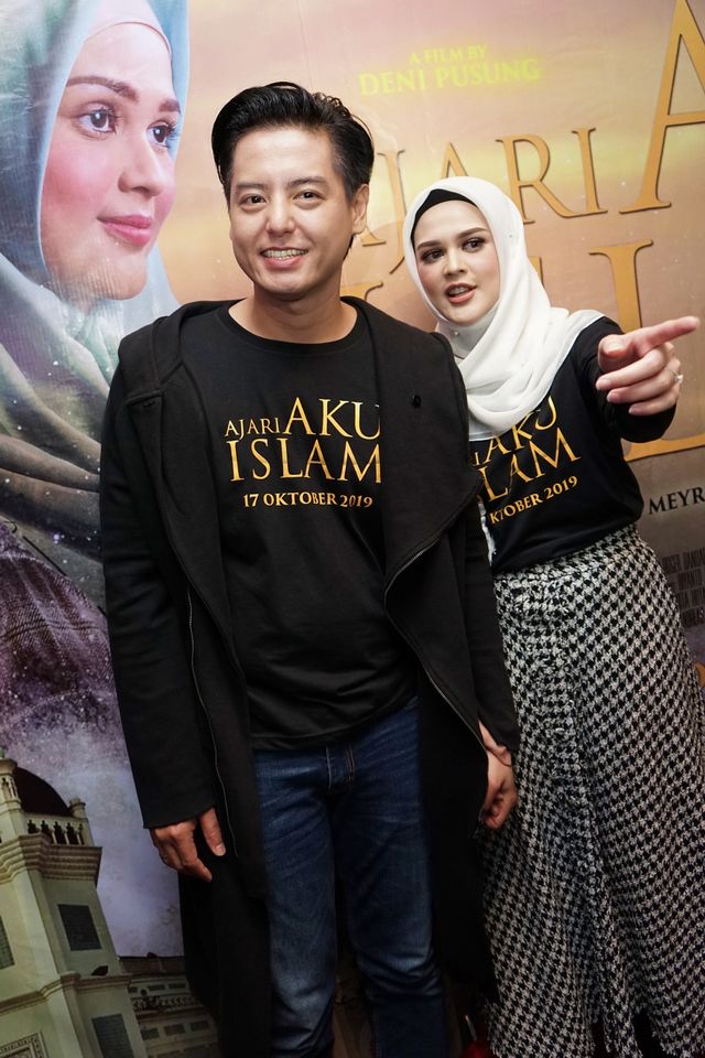 Pasangan artis Roger Danuarta dan Cut Meyriska saat hadir di screening film Ajari Aku Islam di Plaza Indonesia, Jakarta, Selasa, (15/10/2019). Foto: Ronny