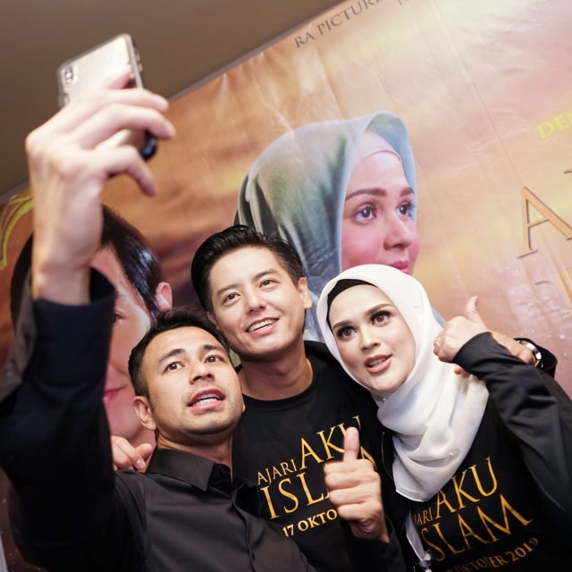 Pasangan artis Roger Danuarta dan Cut Meyriska saat hadir di screening film Ajari Aku Islam di Plaza Indonesia, Jakarta, Selasa, (15/10/2019). Foto: Ronny